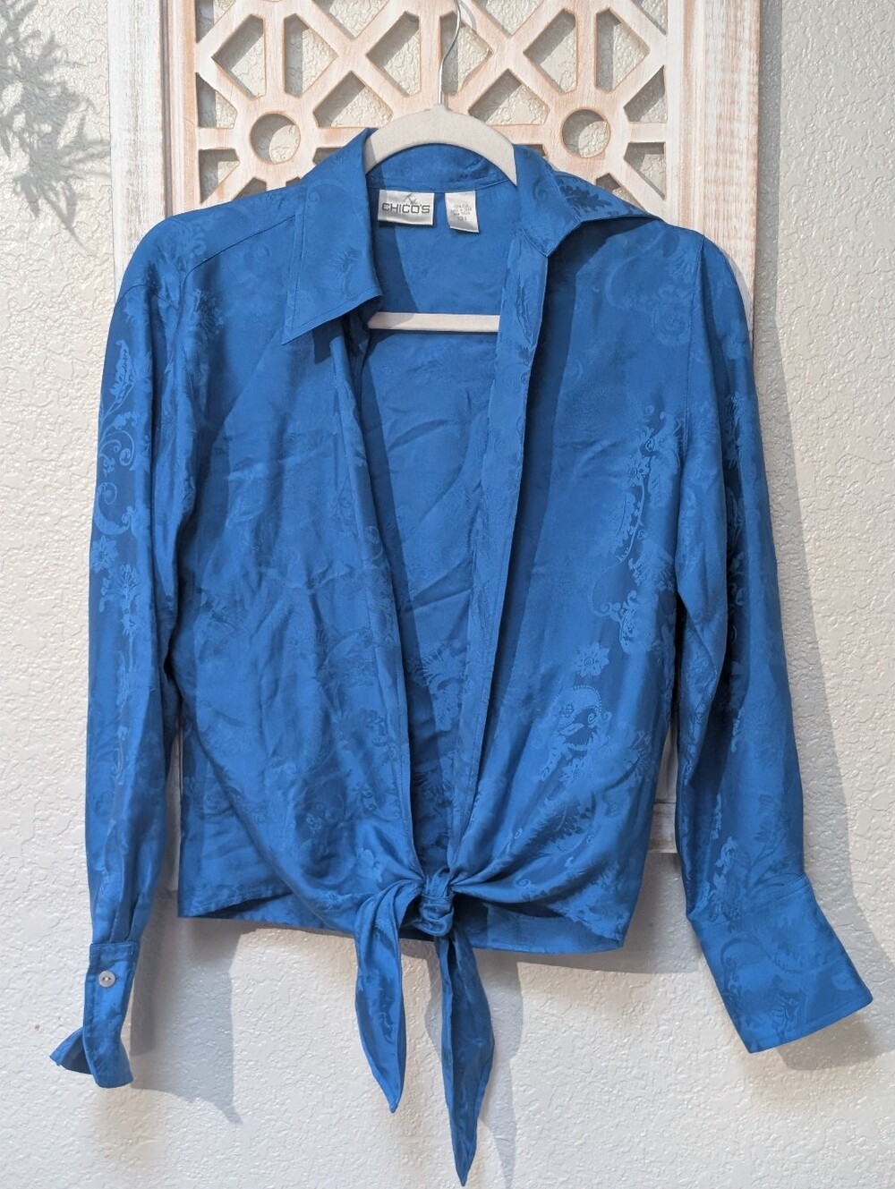 Chico's size 0 (small 4-6) 100% silk open front tie top blouse blue floral